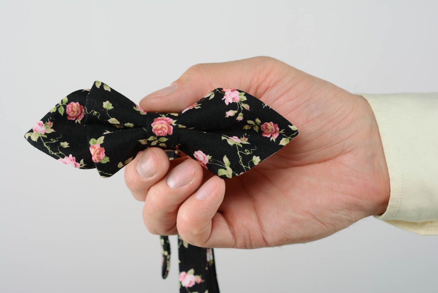Black bow tie with roses  photo 5
