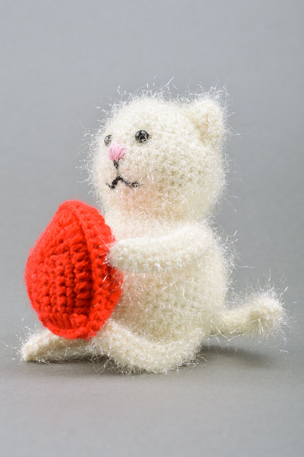 Мягкая вязаная игрушка в виде белого кота с сердцем ручной работы детям от трех лет фото 2