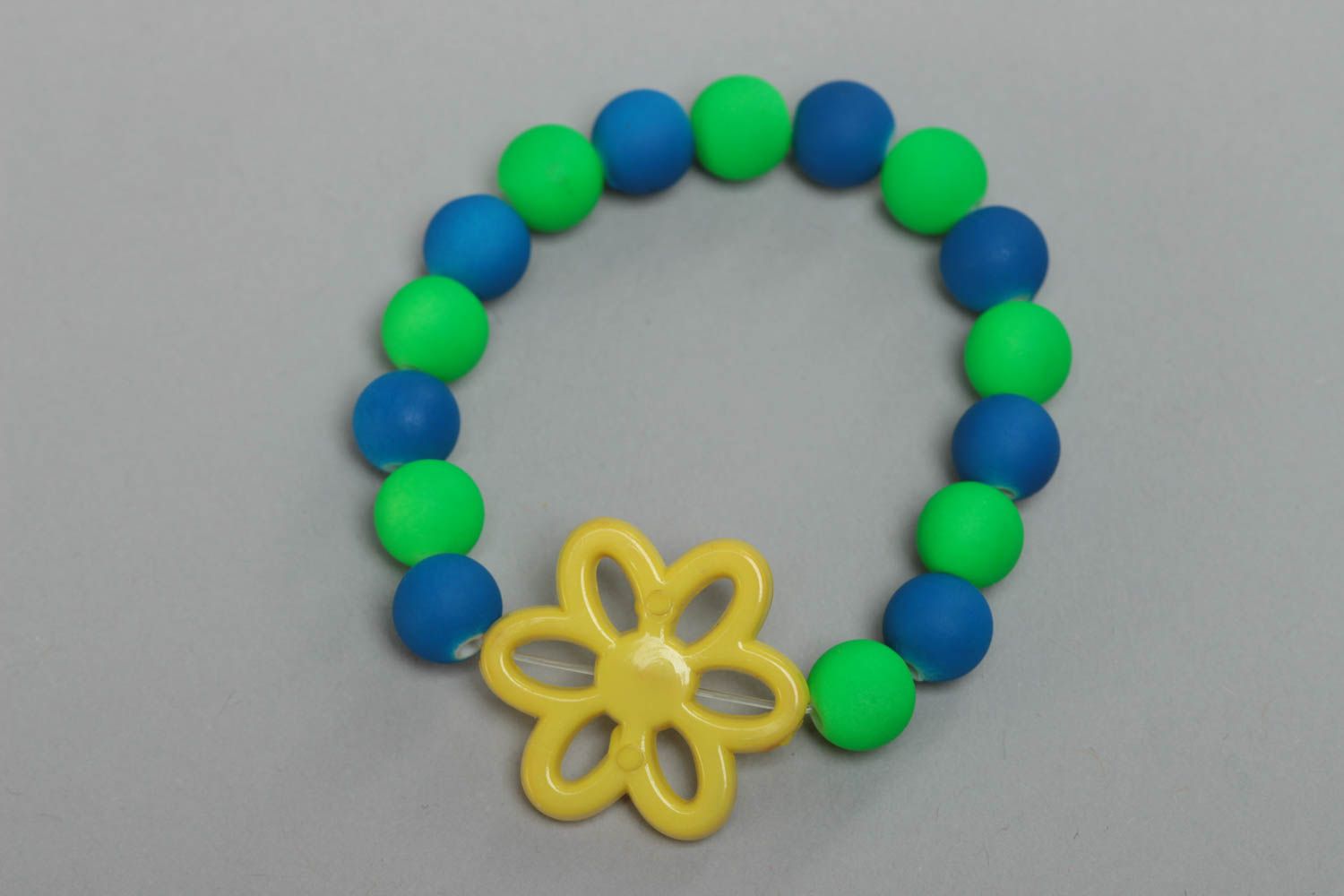Grün blaues handmade Armband aus Polymerton mit großer Perle in Form von Blume foto 2