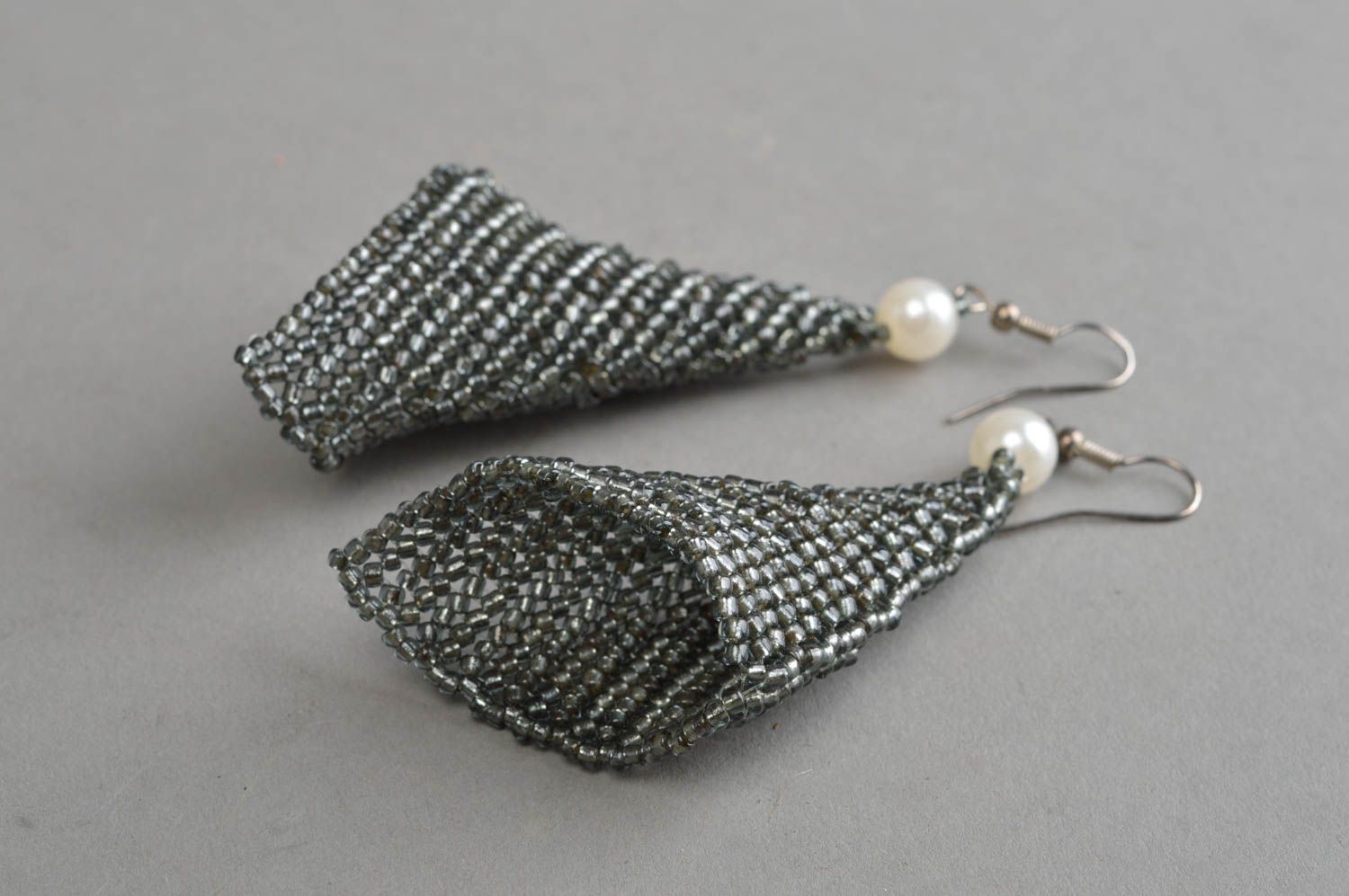 Boucles d'oreilles en perles de rocaille grises faites main pendantes pour femme photo 2