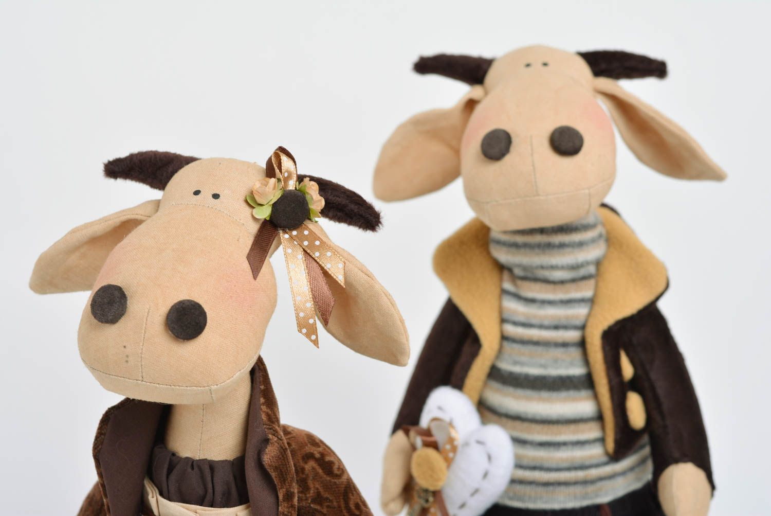 Ensemble de jouets faits main en tissus décoratifs 2 pièces Taureau et Vache photo 2