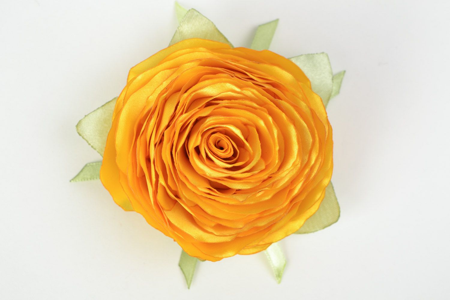 Текстильная брошь заколка из атласа ручной работы желтая в виде розы нарядная фото 2