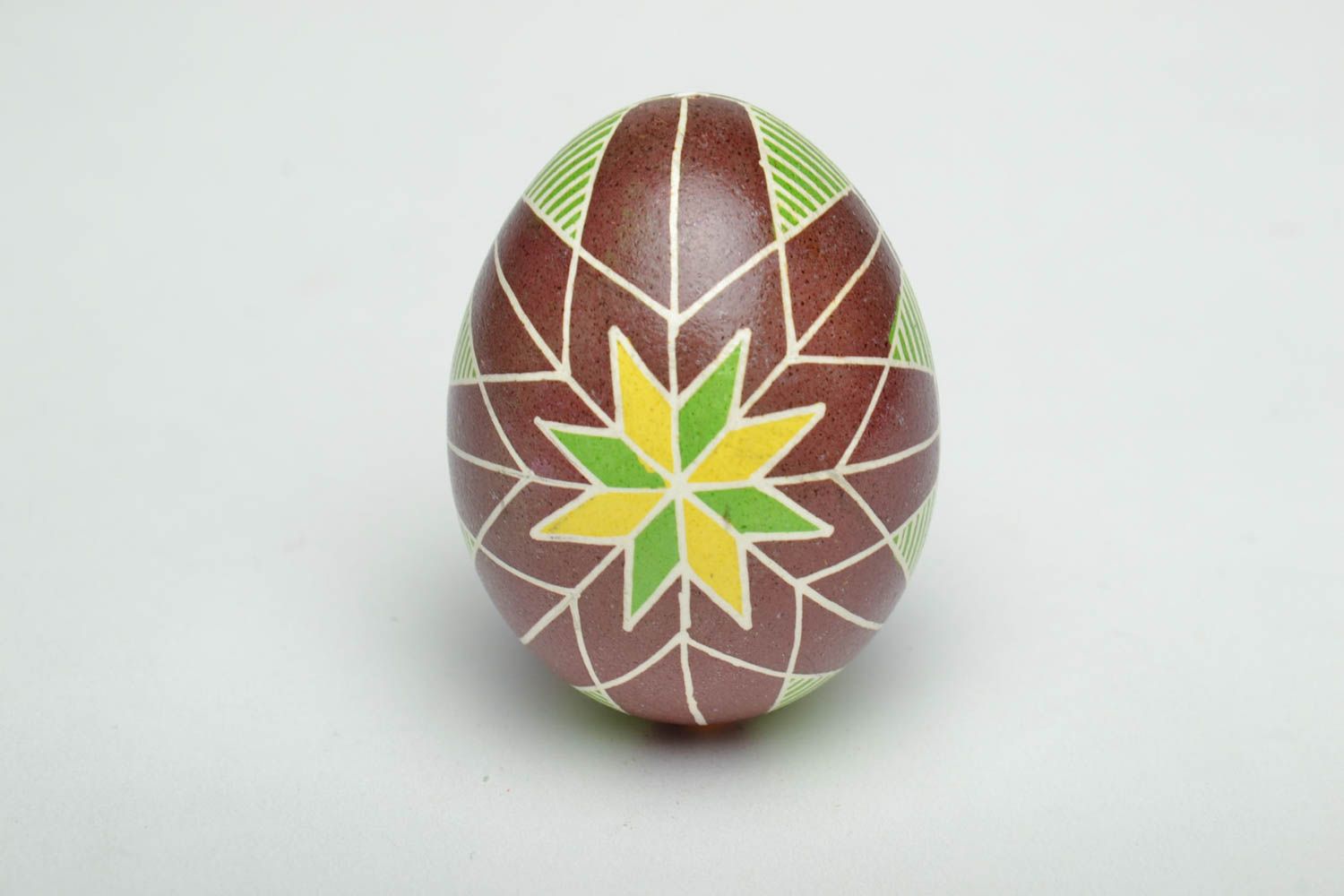 Huevo de Pascua decorado con tintes anilinas foto 2