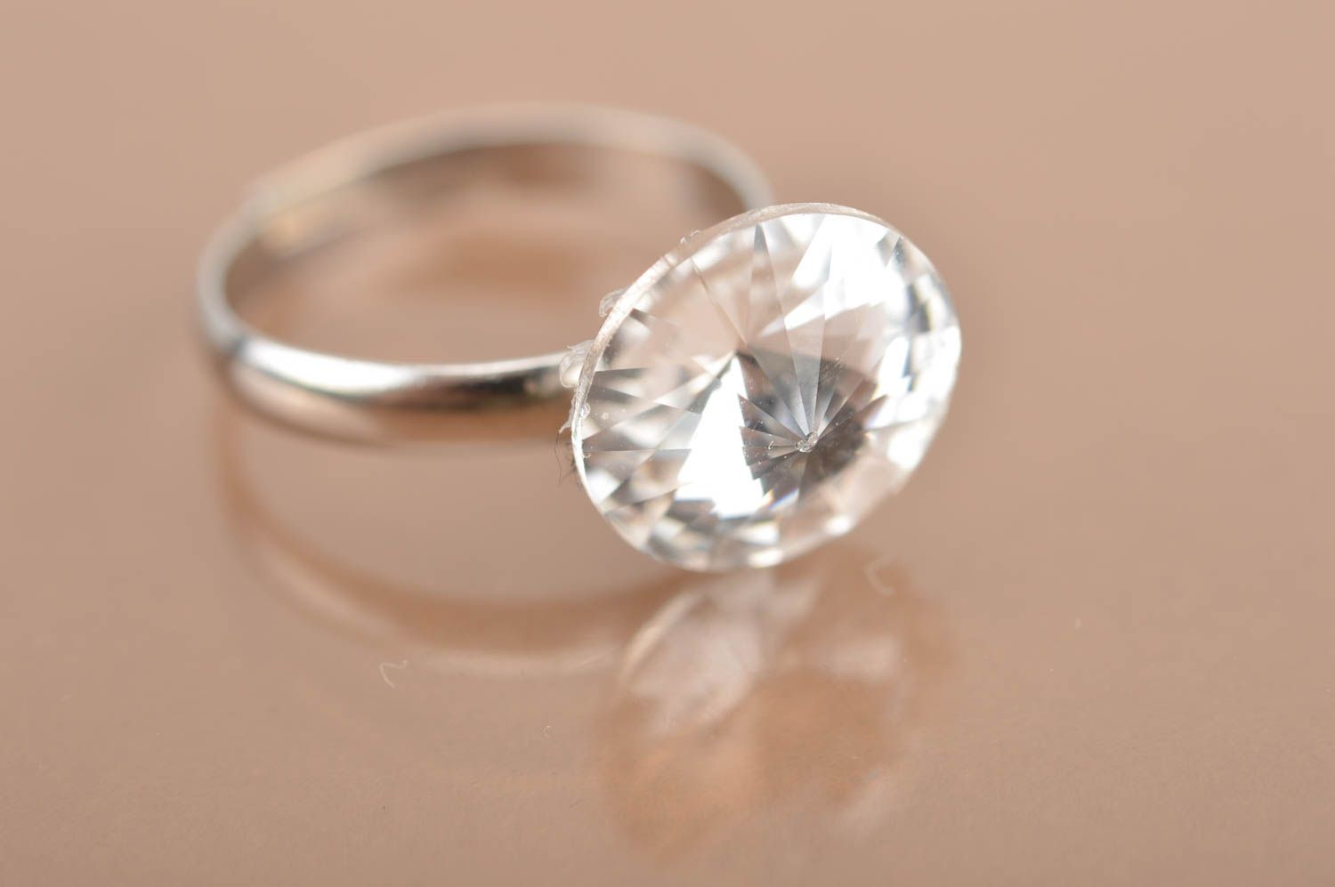 Кольцо с кристаллом на металлической основе красивое ручной работы Белое сияние фото 5