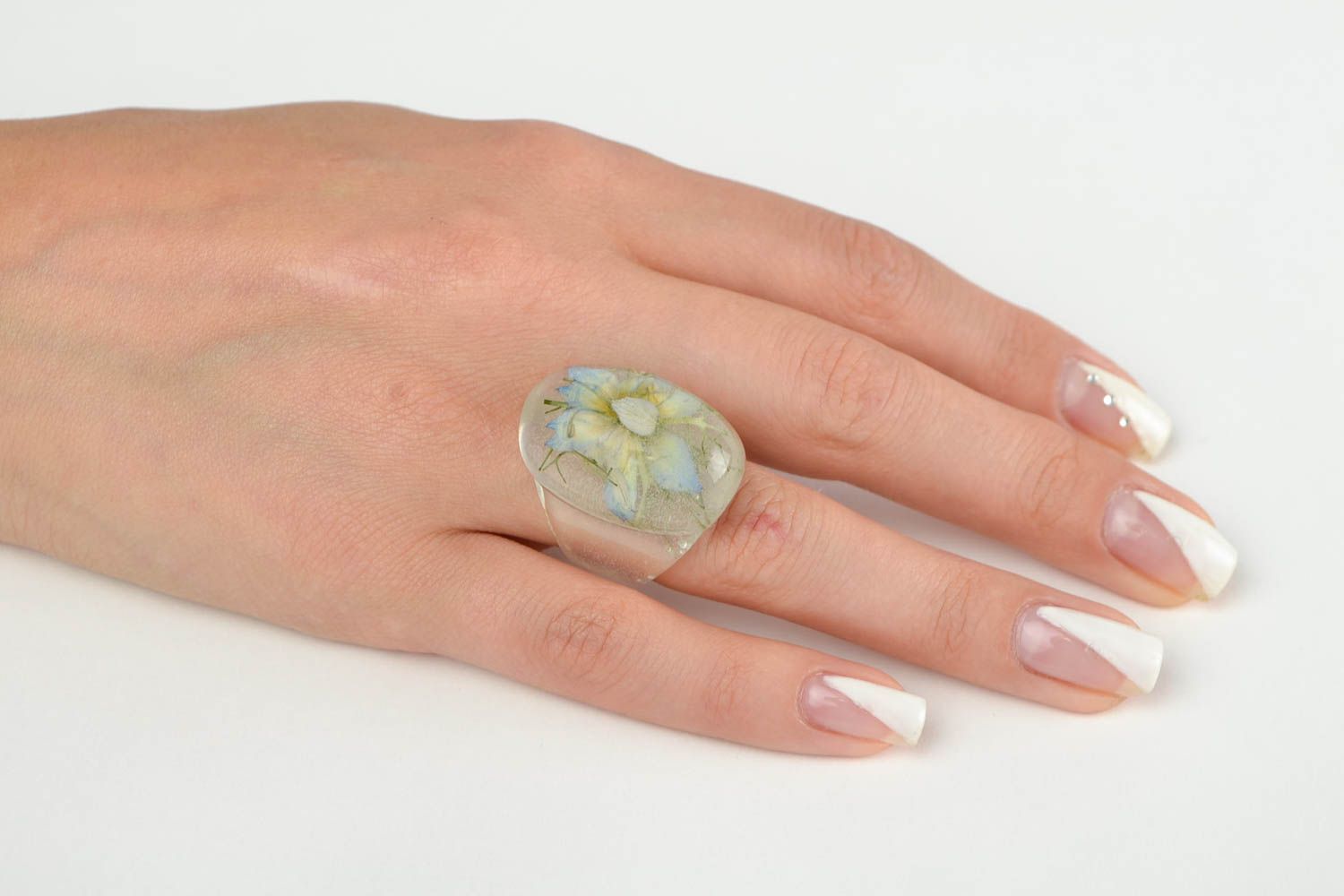 Epoxidharz Schmuck handgemachter Ring am Finger schöner stilvoller Mode Schmuck foto 2