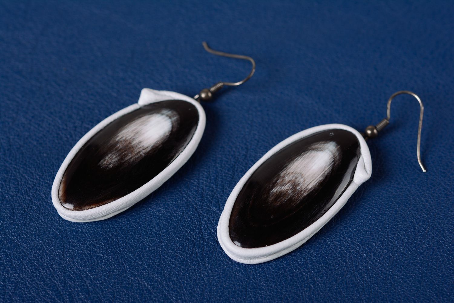 Handmade cow horn dangle earrings of oval shape with white genuine leather photo 1