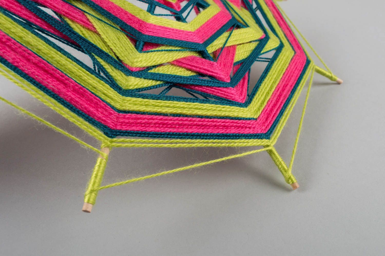 Авторская мандала подвеска для дома ручной работы плетеная из ниток оберег фото 5