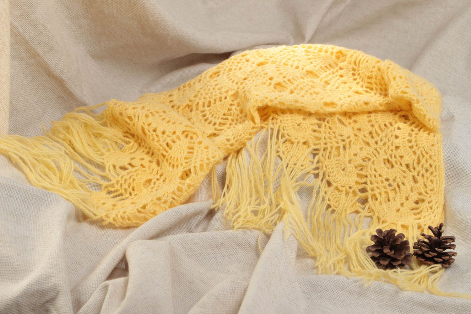 Châle jaune tricoté en mohair au crochet ajouré fait main avec franges original photo 1