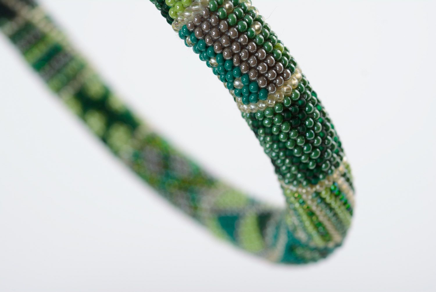 Collier spirale en perles de rocaille ornementé fait main vert photo 5