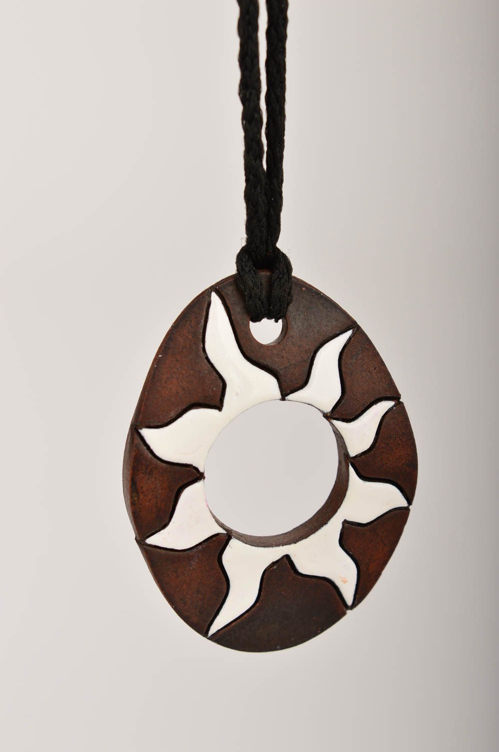 Керамическое украшение кулон ручной работы женский кулон с белым солнцем фото 1
