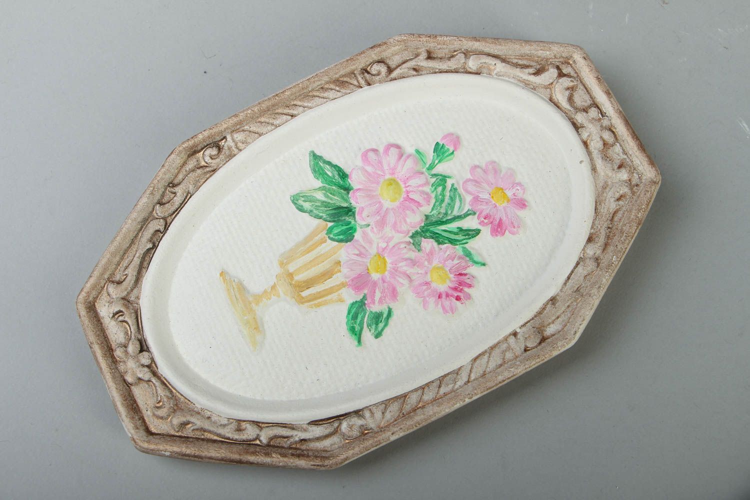 Bas-relief en plâtre ovale Vase avec fleurs fait main photo 1