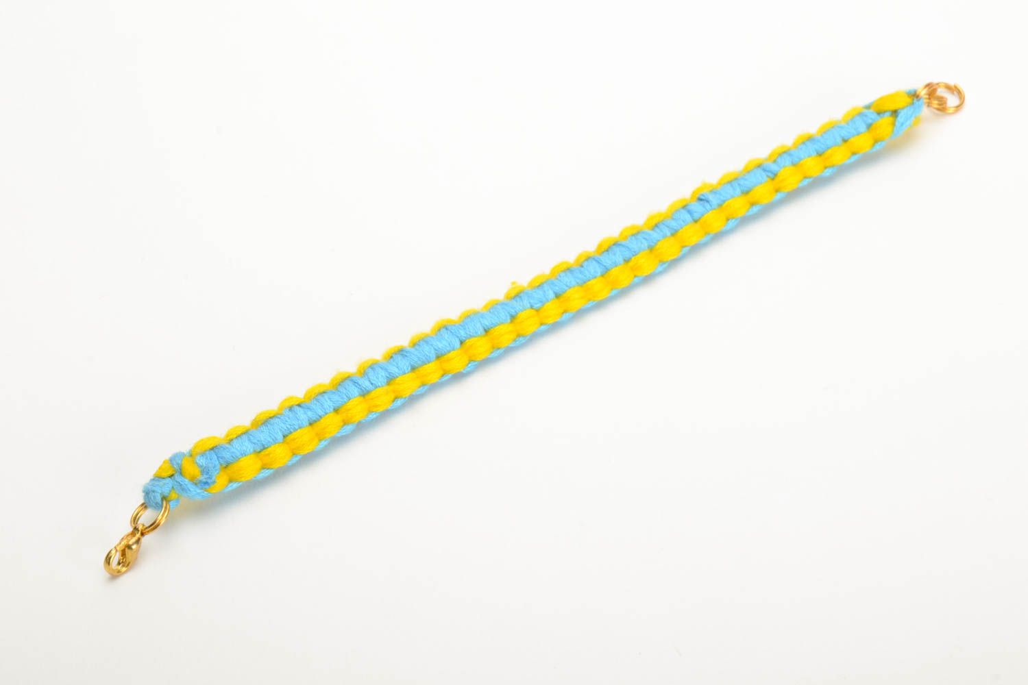 Тонкий плетеный браслет из ниток мулине желто-голубой ручной работы Кобра фото 4