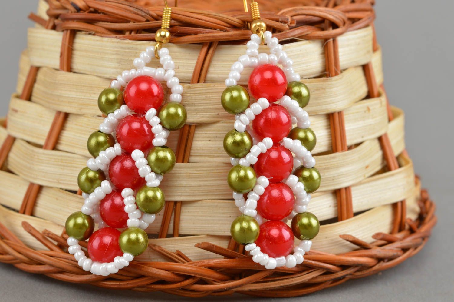 Lange handmade Ohrringe aus Glasperlen in Weiß Grün und Rot für modische Damen foto 1