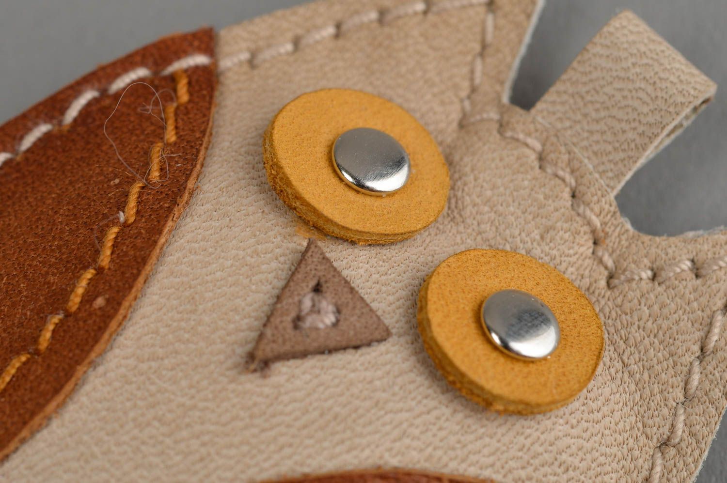 Kleiner handgemachter Leder Schlüsselanhänger Eule in Braun und Beige Geschenk foto 10