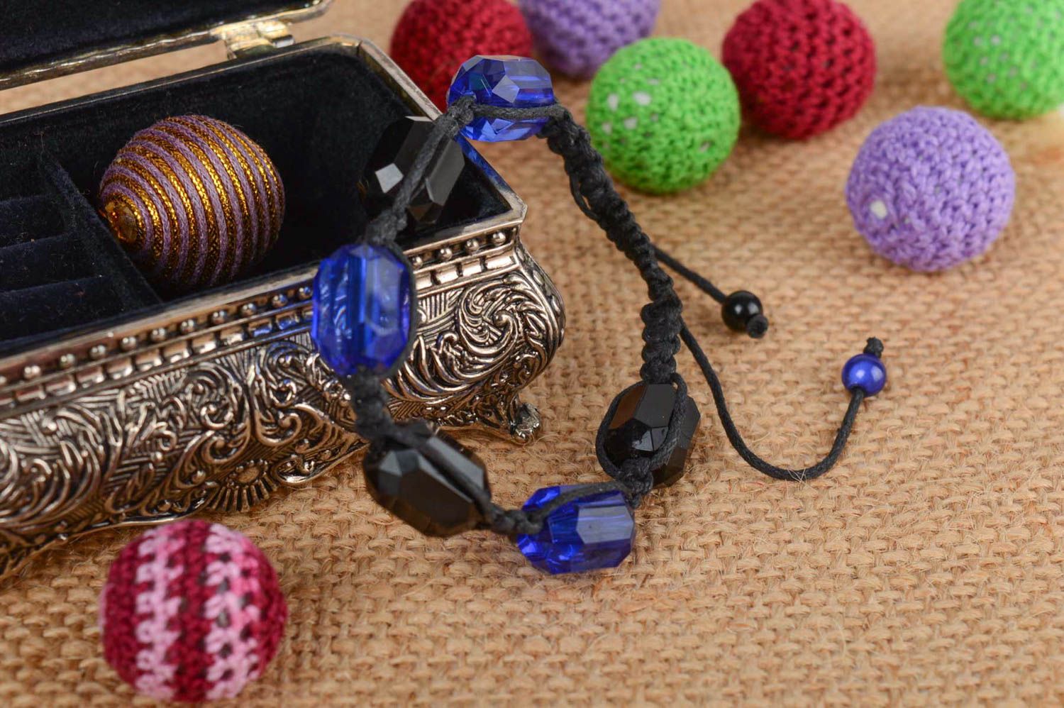 Bracelet en perles plastiques à facettes fait main noir-bleu technique macramé photo 5