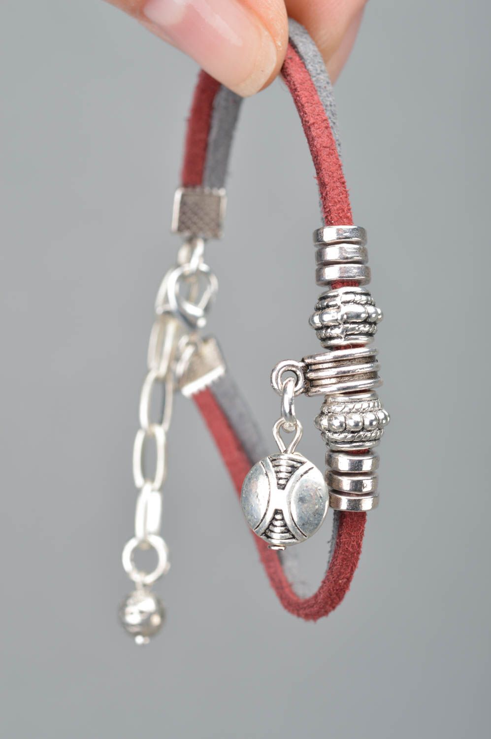 Оригинальный браслет на замшевых шнурках с бусинками ручной работы бордово серый фото 3
