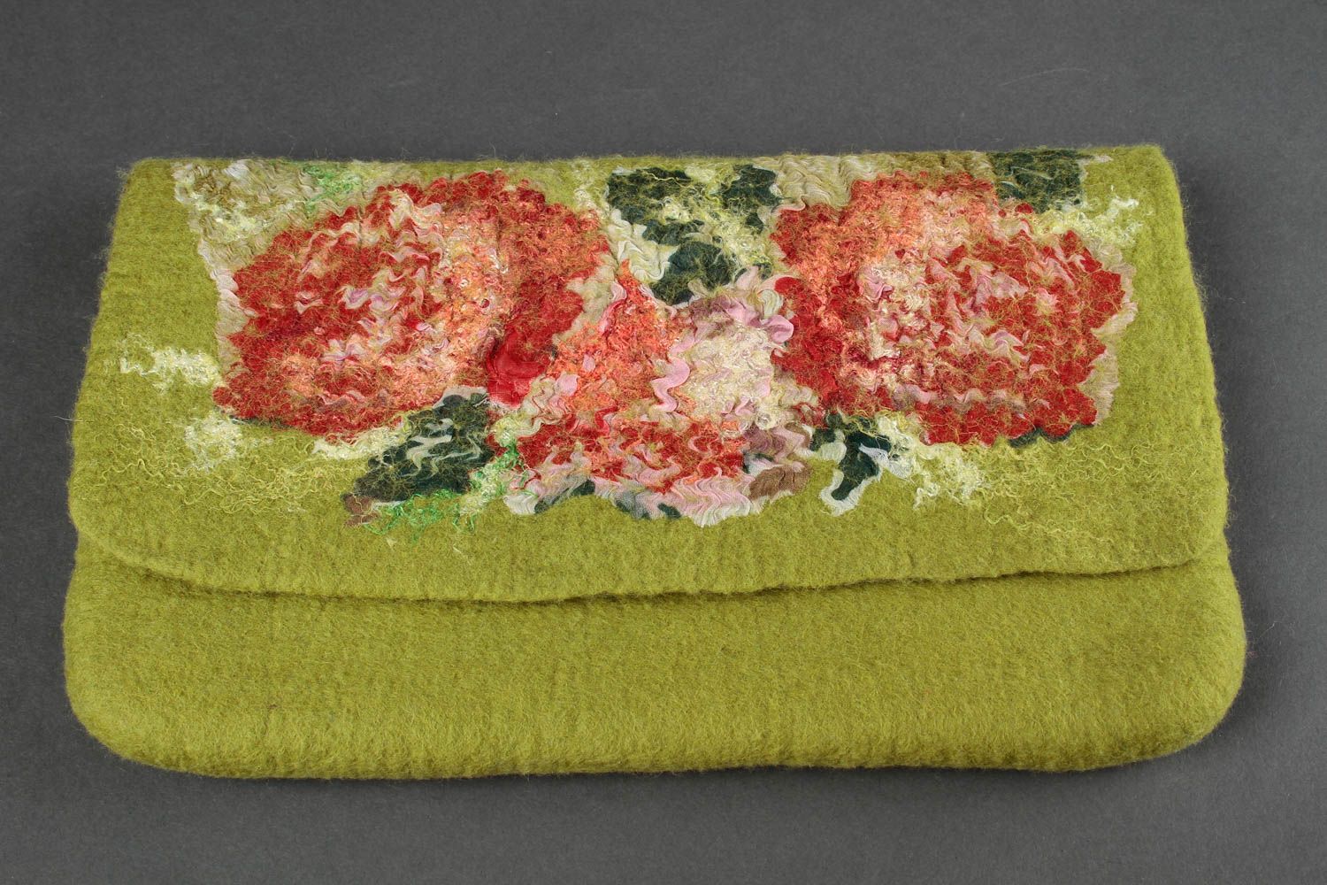 Handmade Tasche gefilzt Damen Accessoire Tasche aus Wolle grün mit Blumen foto 2