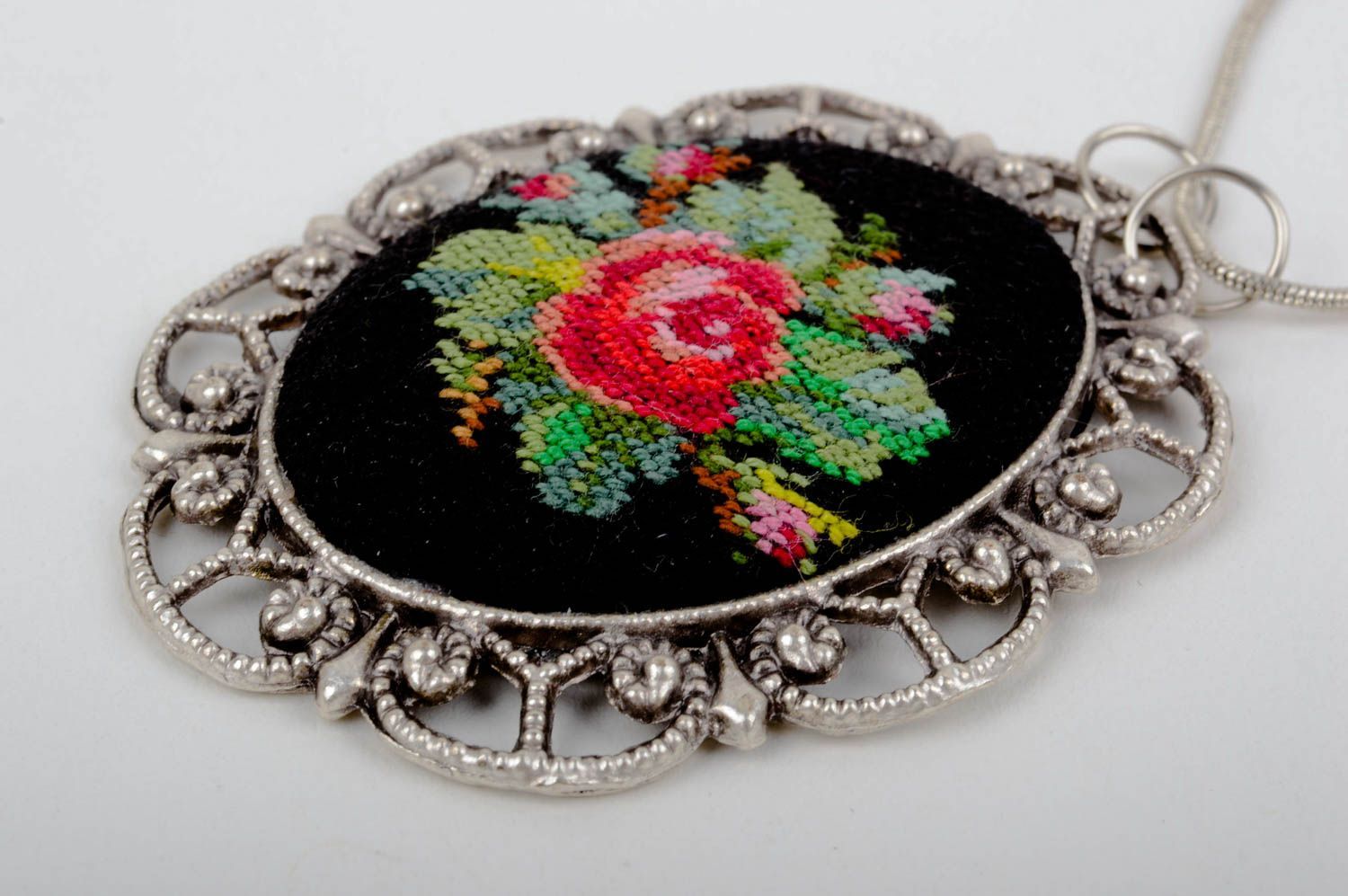 Pendentif métal rond Bijoux fait main broderie fleurs Accessoire femme photo 3