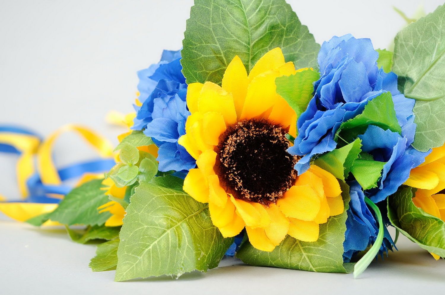 Corona con flores artificiales y cintas finas foto 2