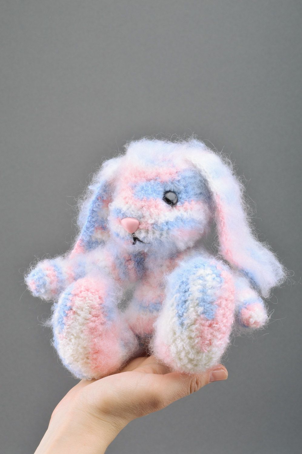 Doudou lièvre rose et bleu tricoté en mohair au crochet fait main pour enfant photo 3