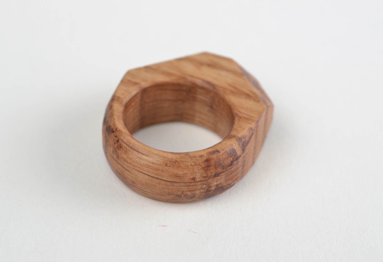 Деревянное резное кольцо стильное необычное для девушек граненное ручная работа фото 5