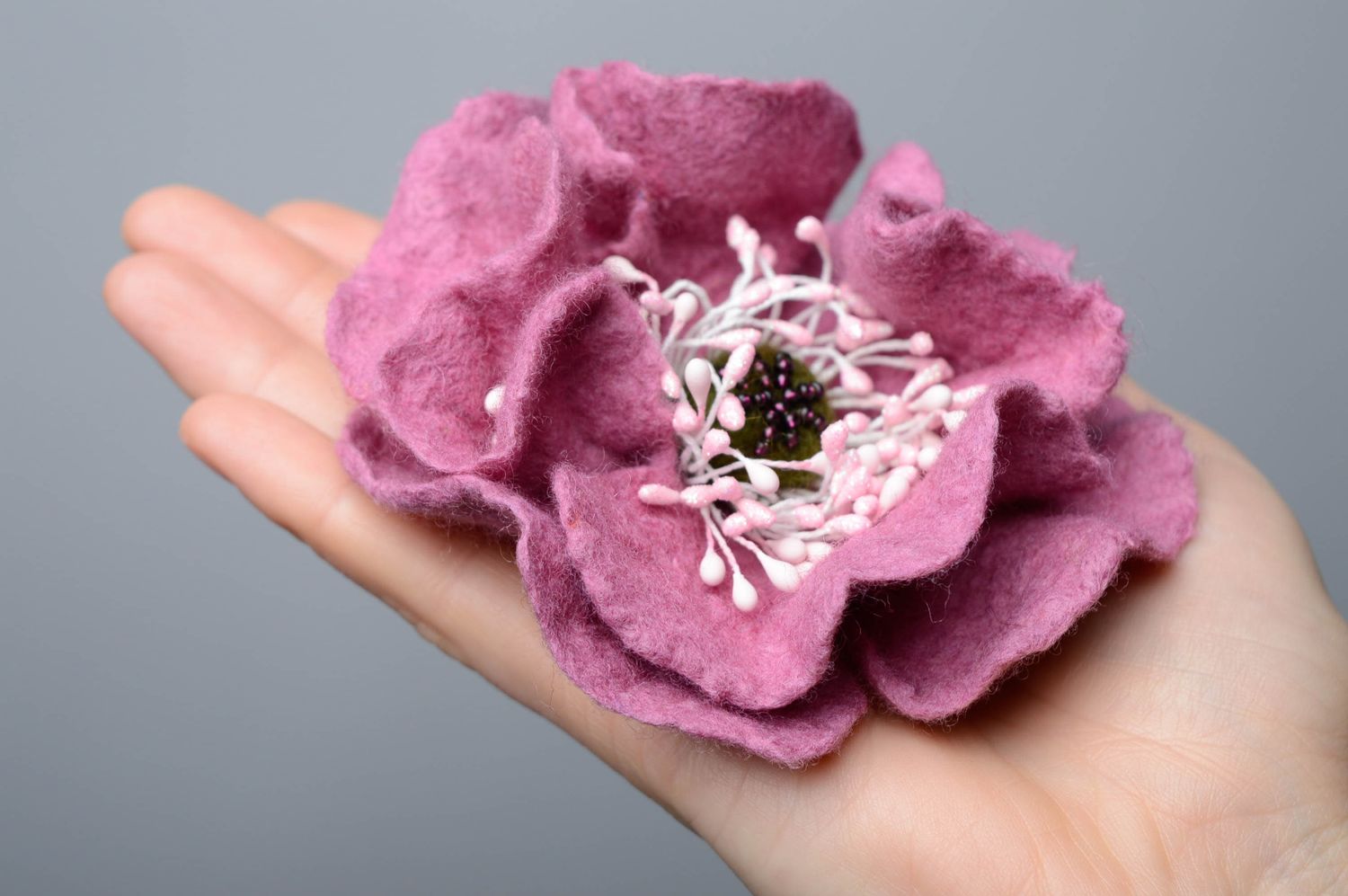 Broche en laine feutrée décorée de perles de rocaille Fleur photo 4