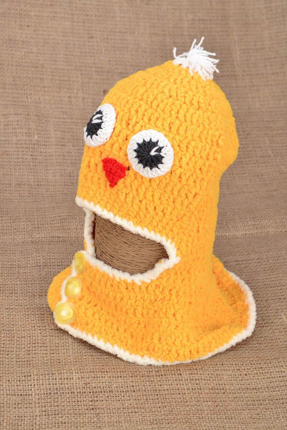Crochet hat in the shape of chicken photo 1