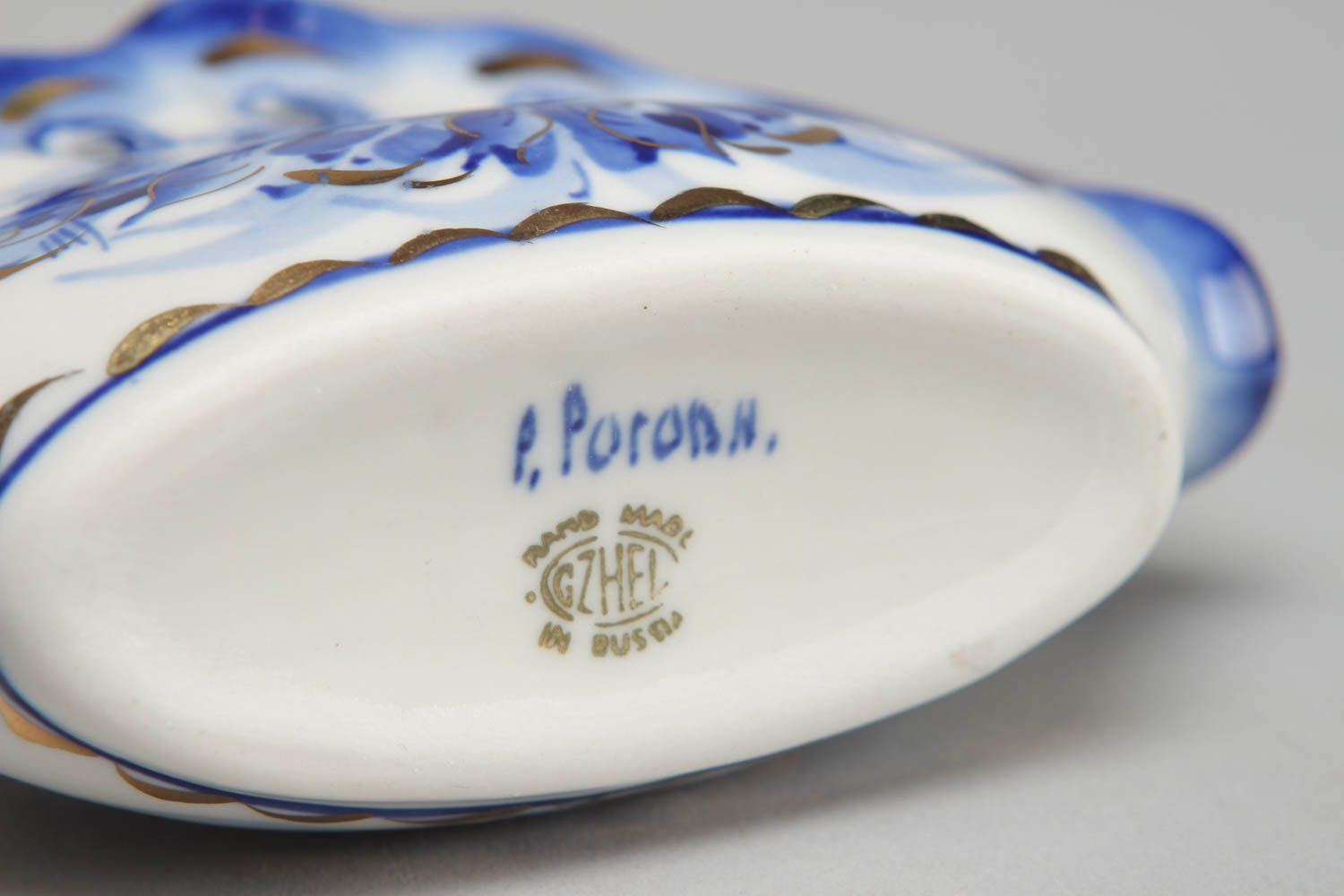 Porcelain napkin holder with Gzhel painting photo 3