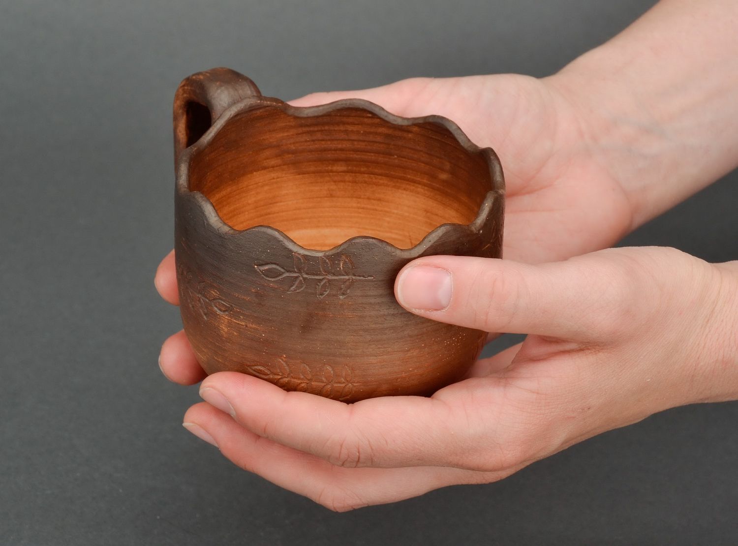 Tazza in ceramica decorativa fatta a mano calice in argilla utensili da cucina
 foto 5