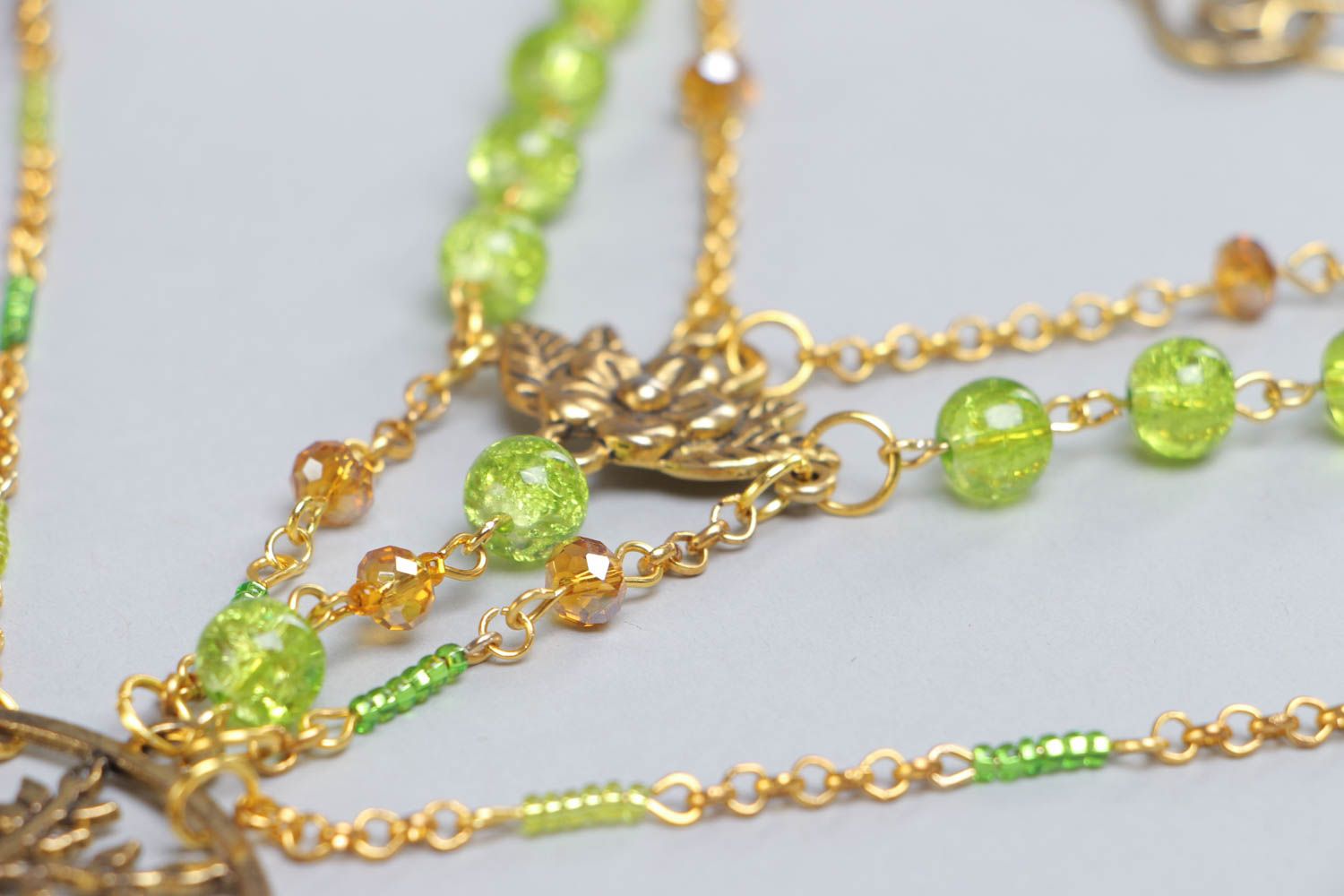 Long collier en perles de verre vertes et chaînette fait main Arbre de vie photo 4
