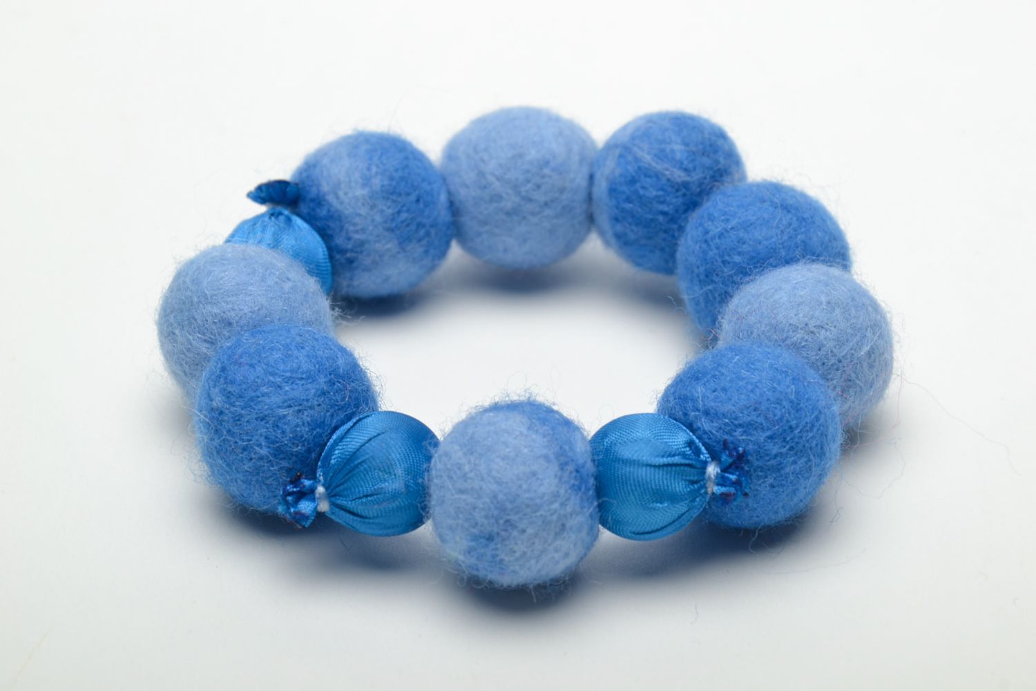 Pulsera artesanal de cuentas de lana azules foto 3