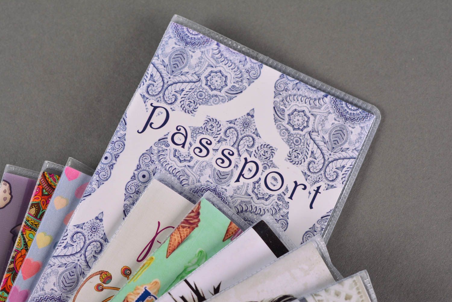 Porte-passeport fait main Couvre passeport de carton Cadeau original pour femme photo 2