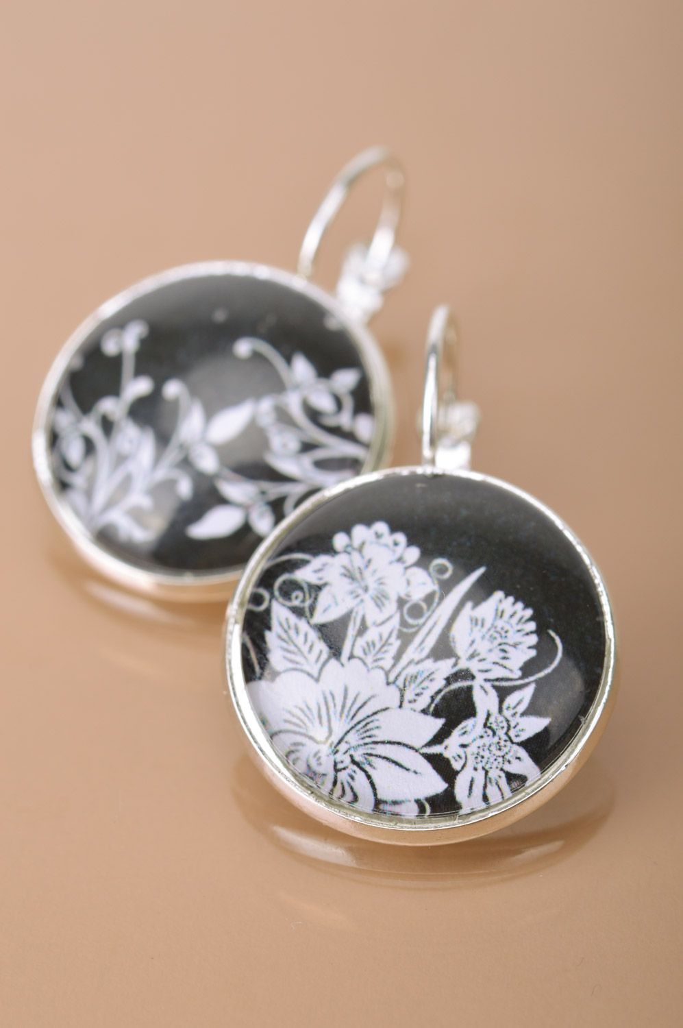 Handmade black and white metal dangle earrings of round shape with print  photo 2
