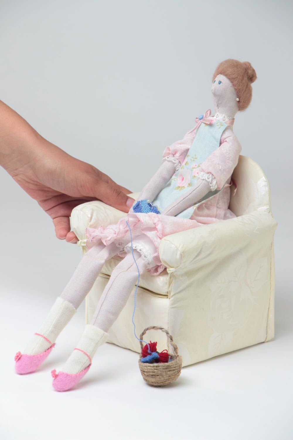 Bambola bella in stoffa fatta a mano pupazzo tessile originale in poltrona
 foto 5