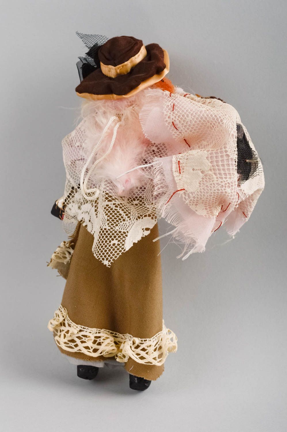 Designer handmade Puppe aus Stoff im Hut mit Schal und Boa für Interieur foto 2