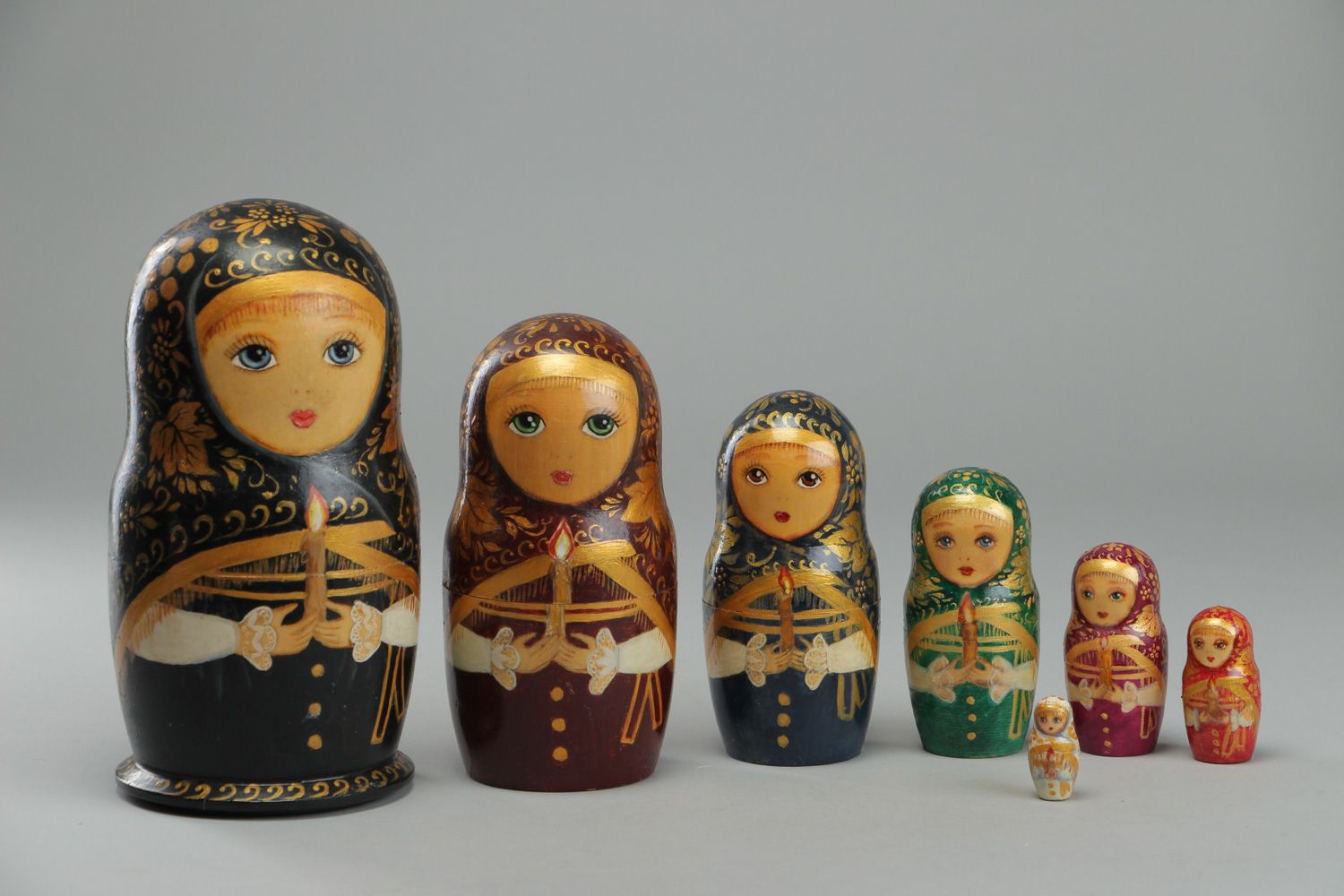 Matrioska de siete muñecas rusas hechas a mano de madera y pintadas foto 2