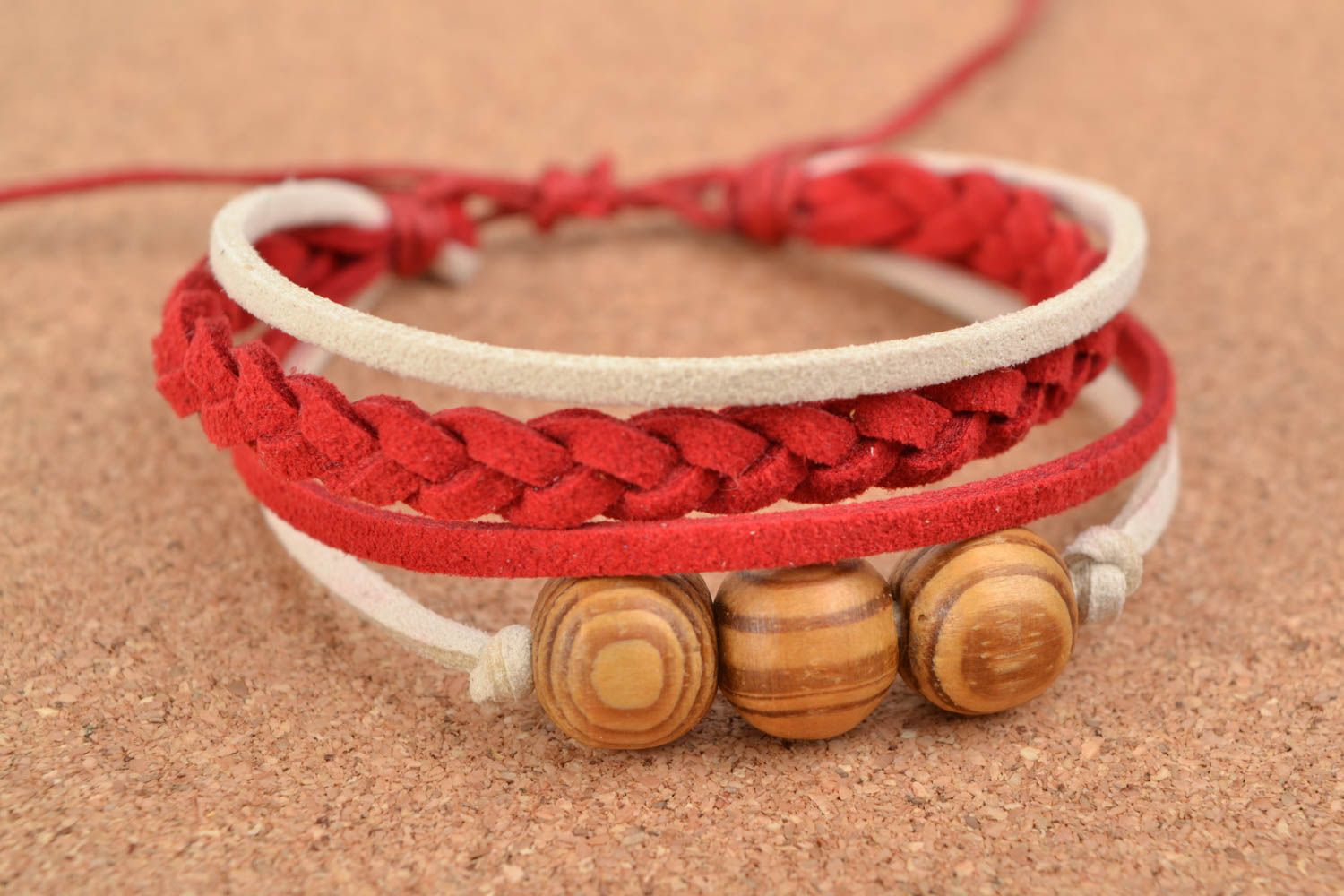 Bracelet tressé en lacets de daim rouges et blancs et perles en bois fait main photo 1