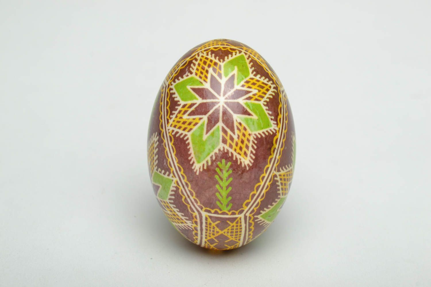 Oeuf de Pâques fait main avec ornements ethniques peints de colorants d'aniline photo 3