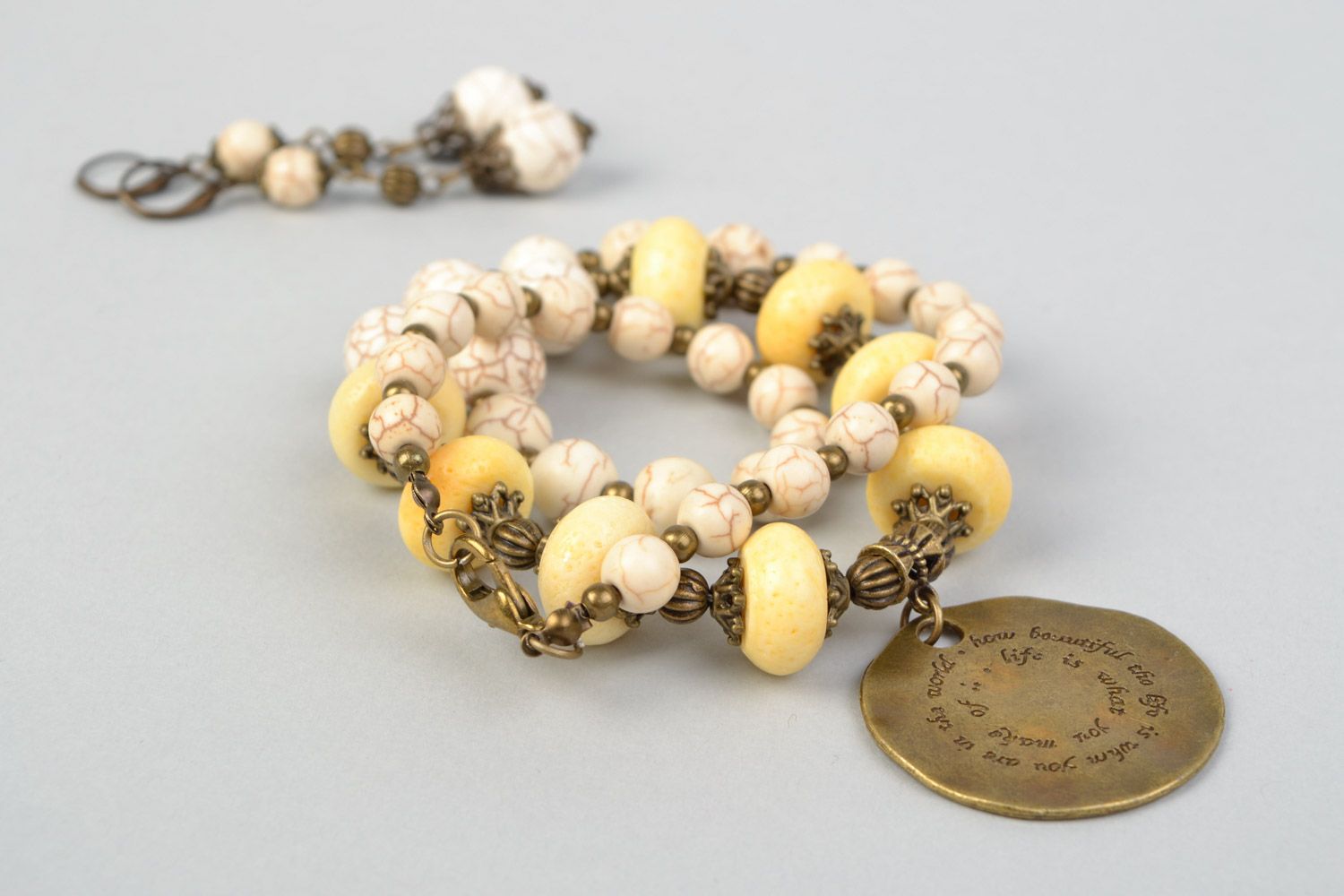 Conjunto de joyas de piedras naturales collar y pendientes con howlita artesanales foto 5
