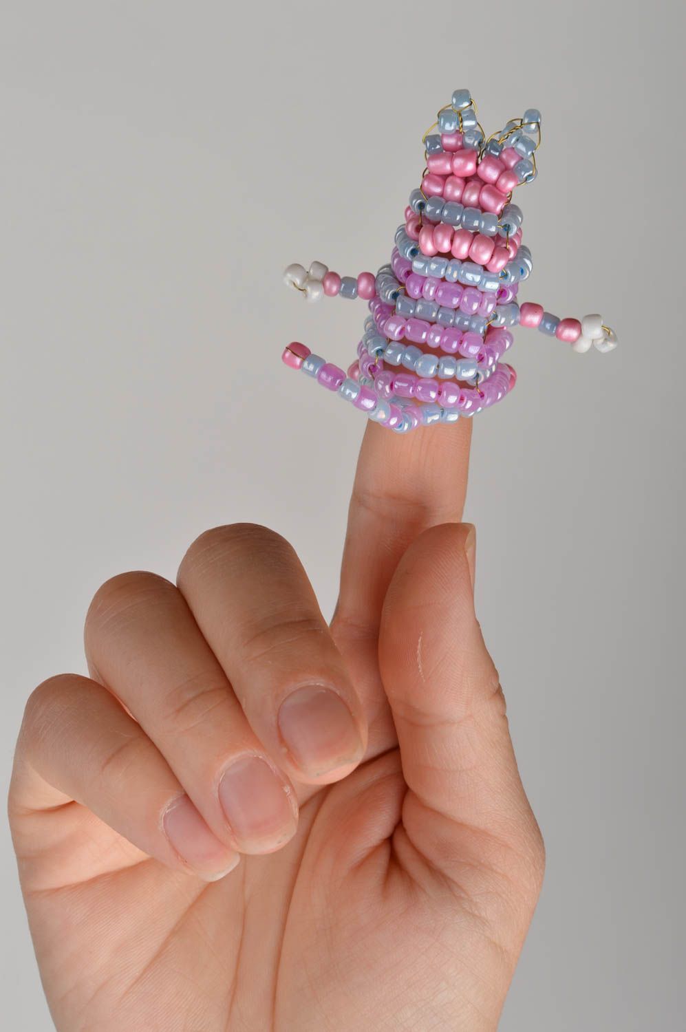 Розовая пальчиковая игрушка кот плетеная из бисера ручной работы оригинальная фото 2