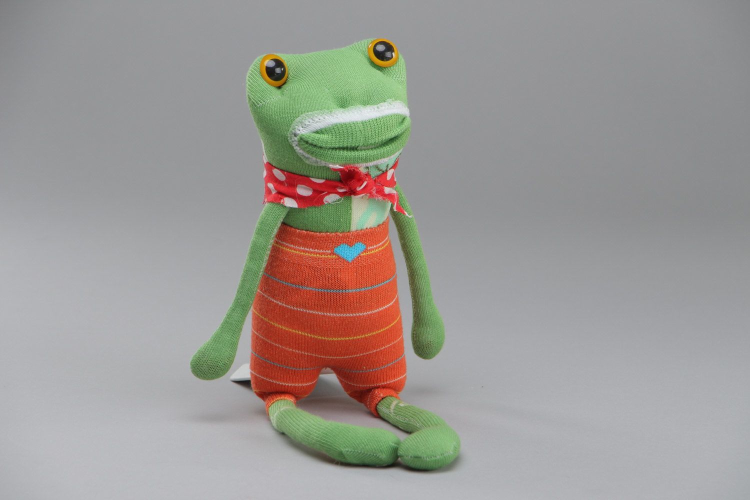 Игрушка лягушка из носков зеленая в костюме среднего размера ручной работы  фото 1