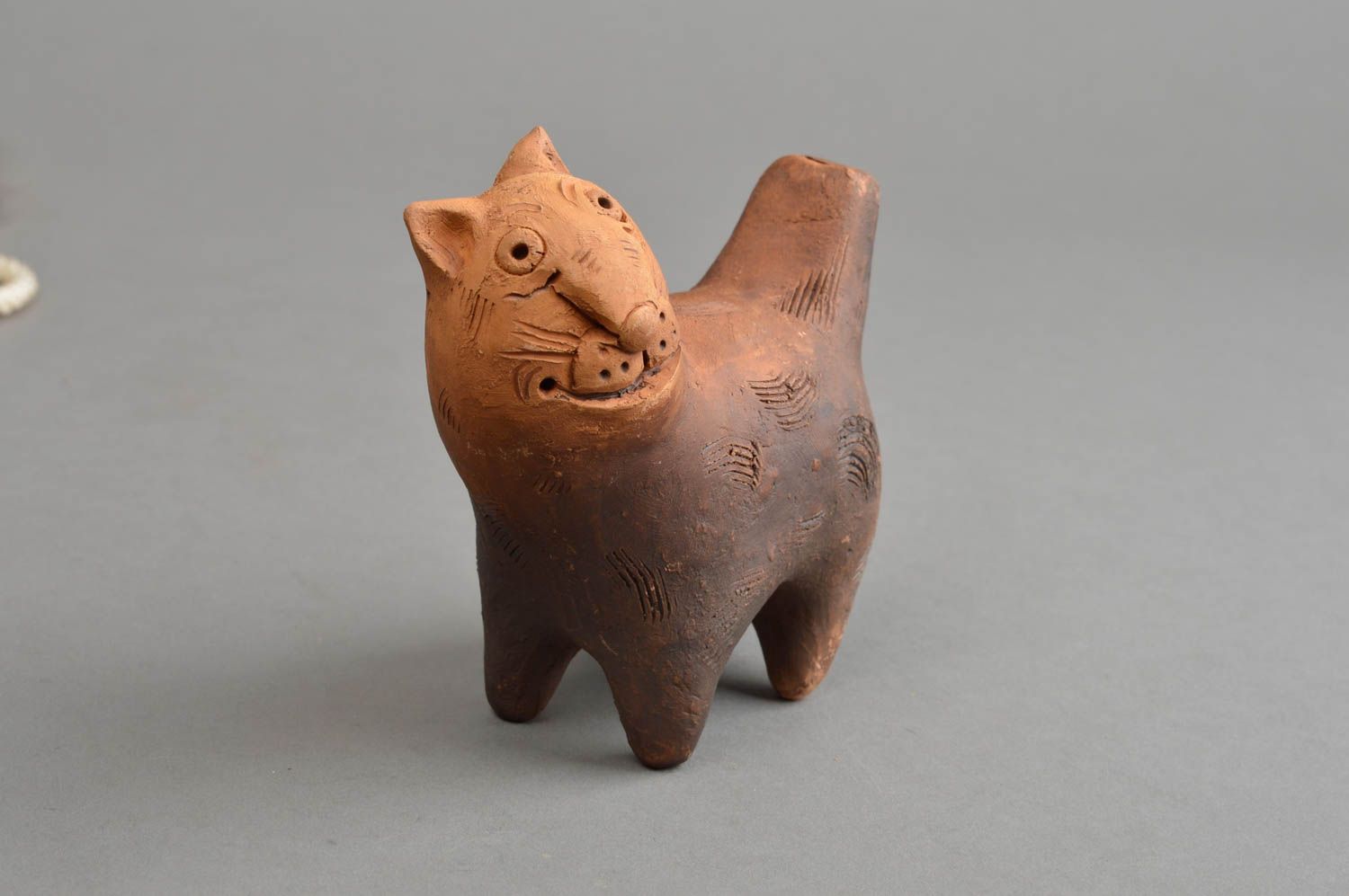 Fischietto in argilla fatto a mano giocattolo popolare a forma di gatto
 foto 2