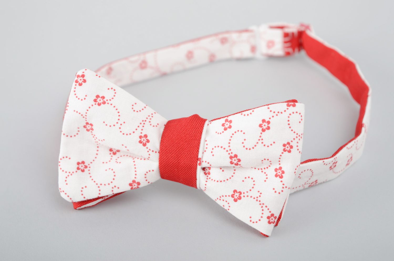 Two-sided fabric bow tie with red and white print photo 1