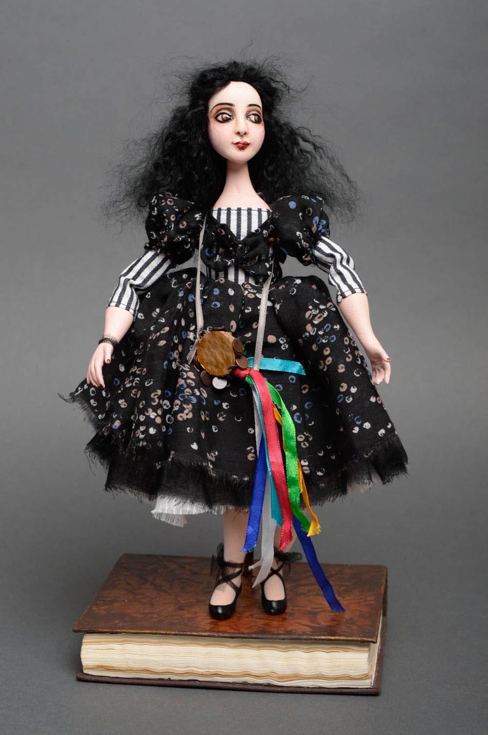 Кукла из самозатвердевающей глины в черном платье фото 1