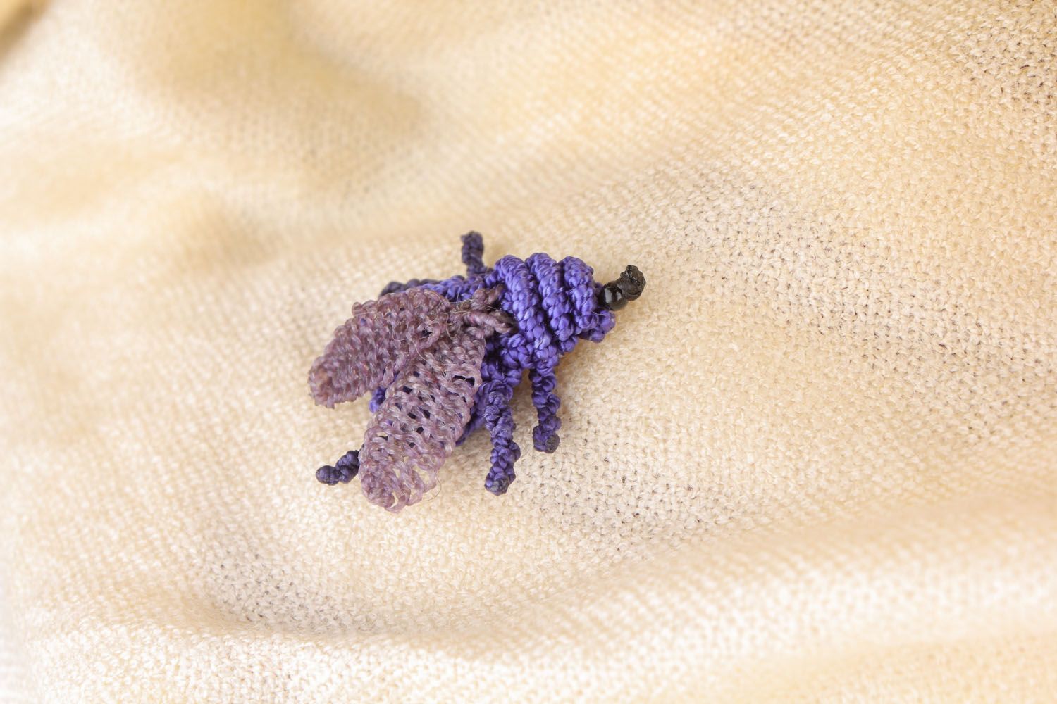 Broche avec mouche violette faite main photo 1