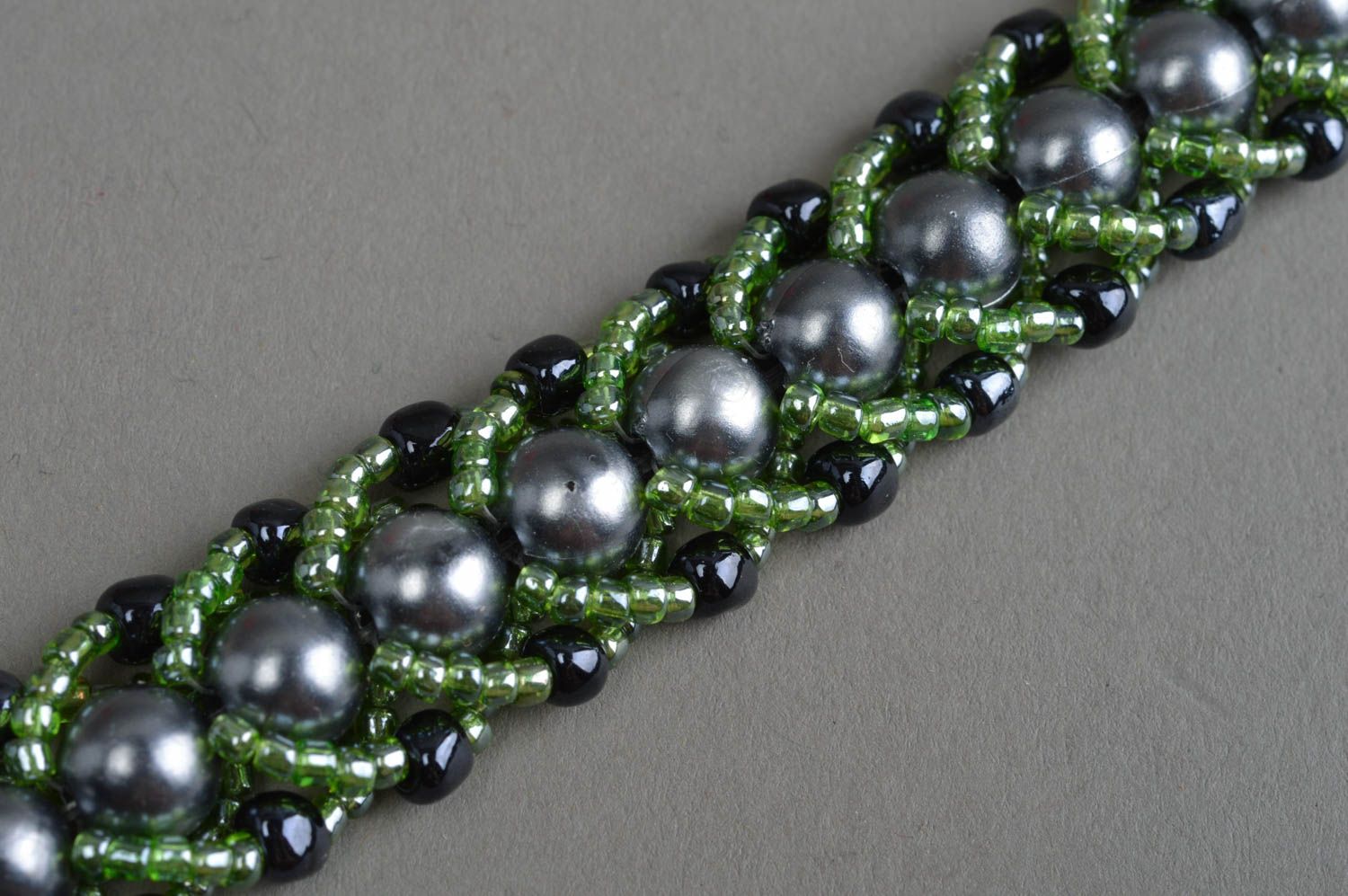 Bracelet en perles fantaisie et perles de rocaille fait main gris vert photo 5