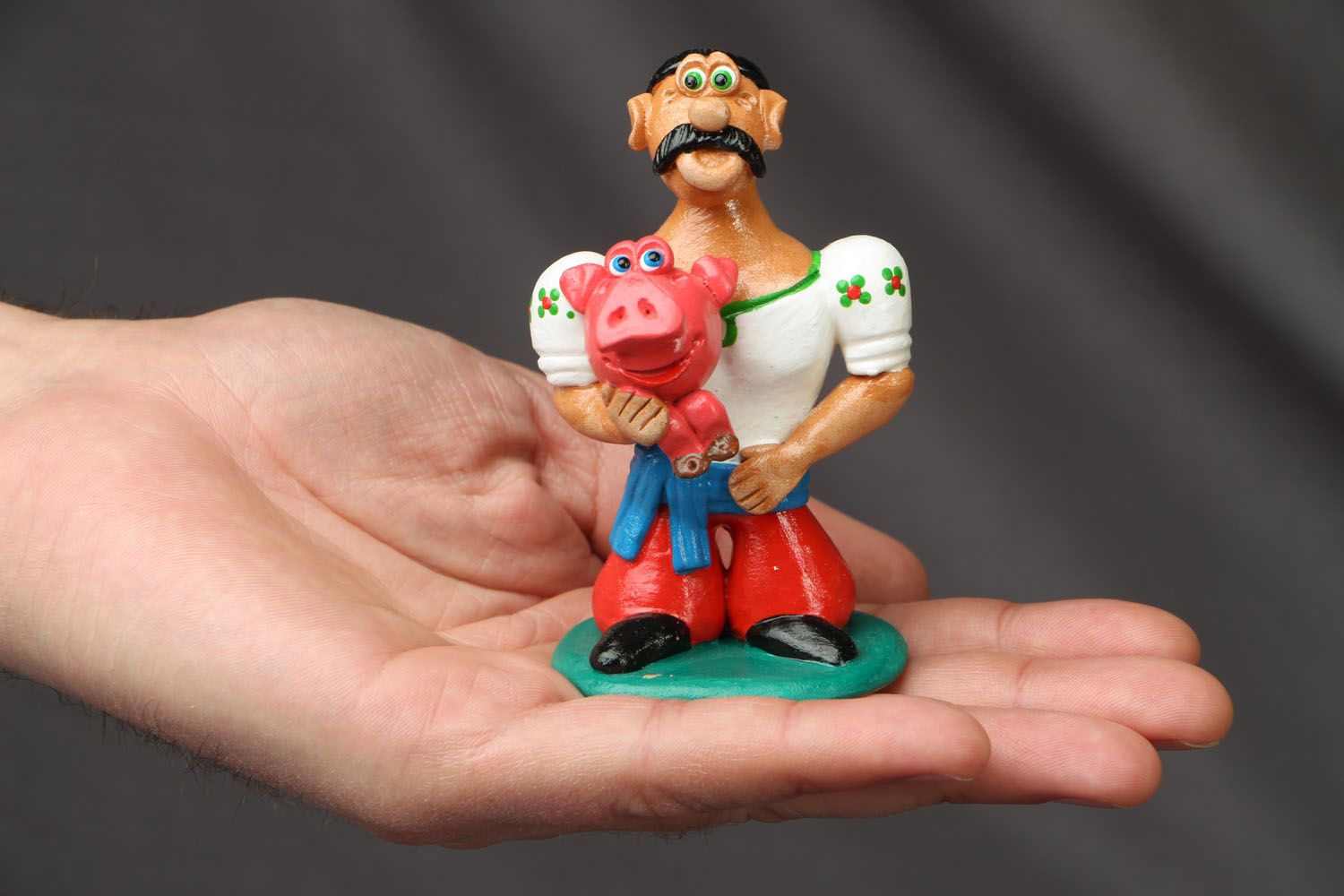 Statuette en céramique faite main originale Cosaque avec un cochon photo 4