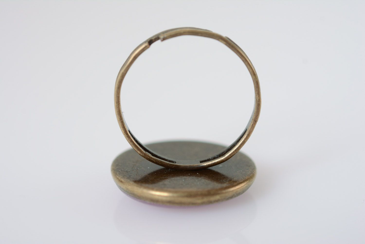 Сиреневое кольцо с лепестком в эпоксидной смоле ручной работы оригинальное фото 5