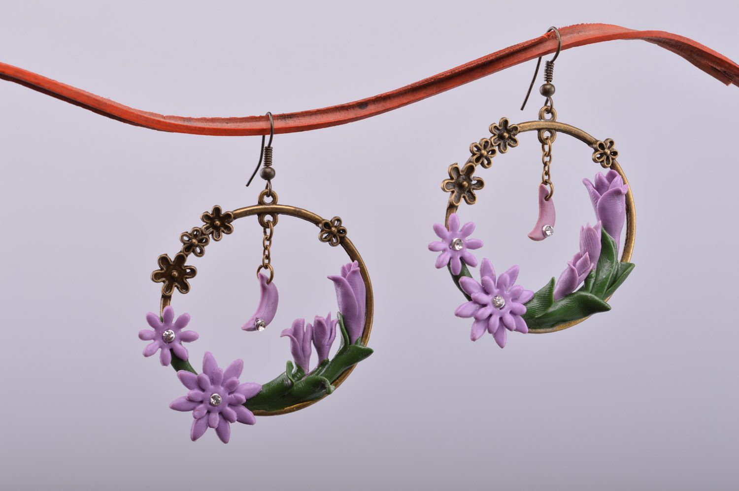 Pendientes originales con flores de arcilla polimérica artesanales redondos
 foto 2