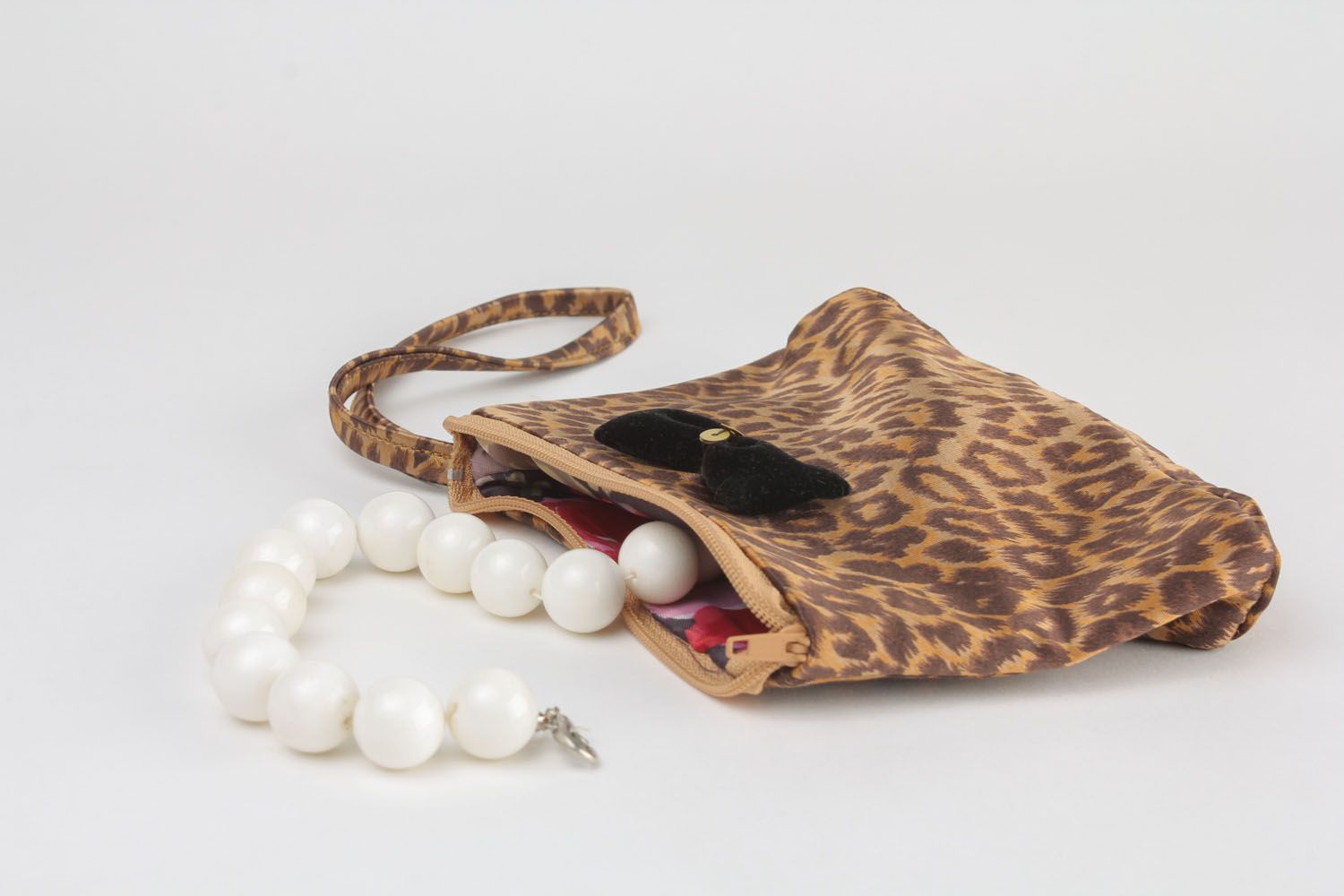 Porta-cosméticos em cor do leopardo com fecho  foto 1